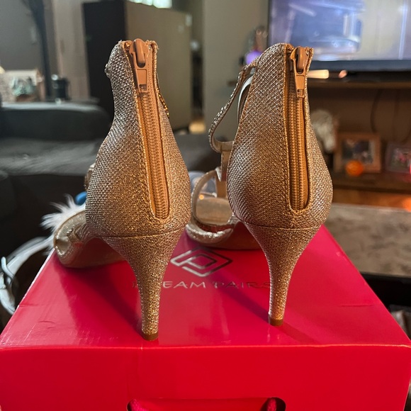 Beautiful gold heels. - Picture 2 of 4